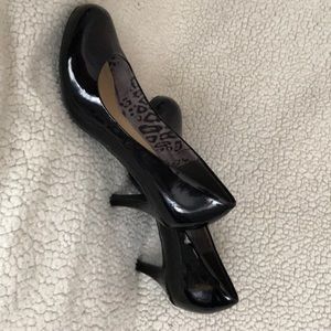 Black pumps